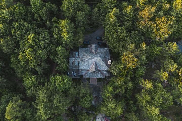 The cottage tucked into the pines