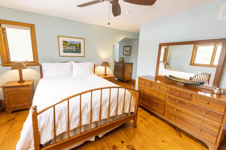 Bedroom with queen bed